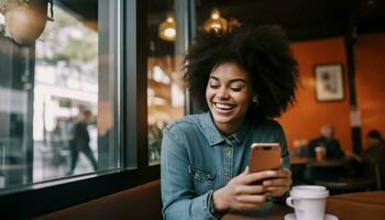 ai generado sonriente africano americano mujer utilizando teléfono inteligente en café - valores foto