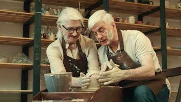 cerámica arte, mayor pareja, mutuo apoyo, mayor edad. contento personas mayores mujer y hombre durante cerámica video