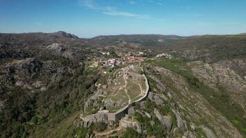 mosca acima castelo do castro laboreiro dentro Portugal video