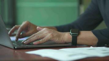 vicino su di un giovane uomo d'affari mani occupato Lavorando su il computer portatile. video