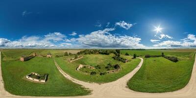 aéreo lleno sin costura esférico hdri 360 panorama terminado arruinado palacio, abandonado dependencias y grava la carretera en equirrectangular proyección con cenit y nadir, Listo para vr virtual realidad contenido foto