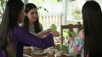 vietnamita hermosa mujer en comer comida vietnamita albóndiga envuelve disfrutando con comer sano tradicion Vietnam comida con amigo concepto. video