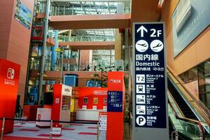 Osaka ciudad, Japón, 2019 -publicidad cabina de nintendo empresa con guía enviar para turistas en Doméstico Terminal, Kansai internacional aeropuerto. nintendo es popular japonés juegos compañía. foto