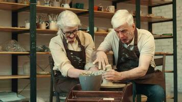 poterie art, Sénior couple, mutuel soutien, personnes âgées âge. de bonne humeur les personnes âgées femme et homme sont engagé dans poterie fabrication sculpture video