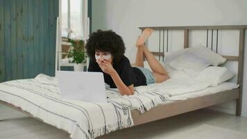 huid zorg, schoonheidsmiddelen Bij huis, online aan het leren, afgelegen werk, afro Amerikaans freelancer. afro Amerikaans vrouw met oog patches gebruik makend van laptop terwijl maken een online telefoontje gevoel verrast video