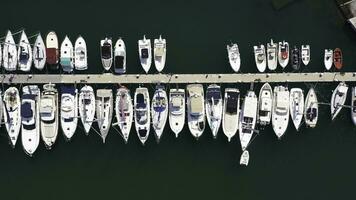 parte superior ver de barcos en procida, Italia, el más popular turista atracciones en el playa. acción. yate estacionamiento, yate y velero es amarrado a el muelle foto