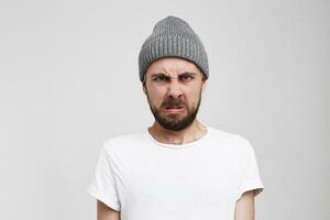 retrato de un hombre con un facial expresión de No placer, asco, No deseo a oler, intentar, tocar, hablar, llevar, sostener. desagradable, antipático, asqueroso foto