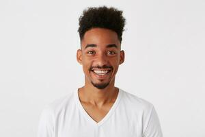 retrato de alegre atractivo africano americano joven hombre con afro peinado foto