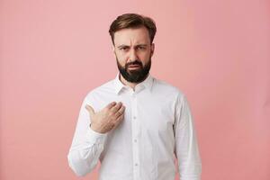 joven barbado morena hombre masculino chico con corto Corte de pelo de moda peinado vestido en vistiendo blanco camisa formal ropa en pie posando aislado terminado rosado antecedentes foto