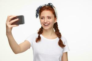 jengibre joven hembra haciendo selfie foto