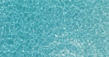 Blau Wasser im das Schwimmen Schwimmbad mit Licht Reflexionen. video