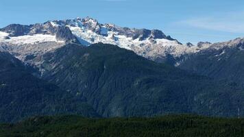 aéreo ver de montañas con glaciares cerca escamoso, británico Columbia, Canadá. video