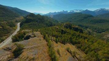 manobrável voar sobre montanha panorama de fpv drone. video