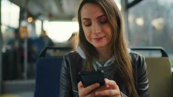 público transporte. mujer en tranvía utilizando teléfono inteligente, lento movimiento video