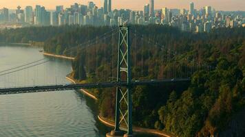 aéreo ver de leones portón puente y Stanley parque a amanecer. Canadá video