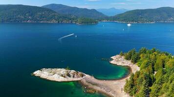 aérien vue de fer à cheval baie, Ouest Vancouver. Britanique Colombie, Canada. video