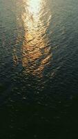 aérien vue de le bleu surface de le mer ou océan à le coucher du soleil video