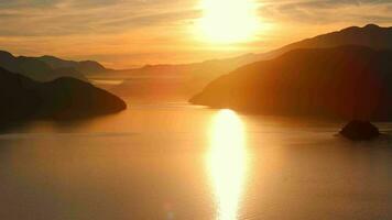 aereo Visualizza di mare paesaggio nord di vancouver a il tramonto video