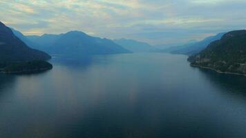 Antenne Aussicht von Meer Landschaft Norden von Vancouver im das Abend. video