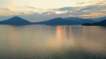 aereo Visualizza di mare paesaggio nord di vancouver nel il sera. video