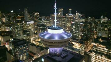 Antenne Aussicht von kanadisch Flagge beim Nacht. Vancouver, Kanada video