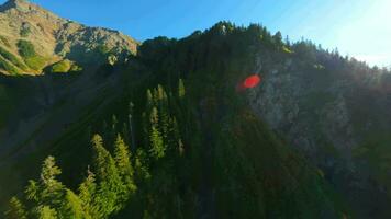 voar ao longo a montanha alcance de fpv drone. Canadá video