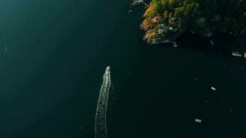 oben Nieder Aussicht von Motor- Boot Segel um das Küste von das Insel video