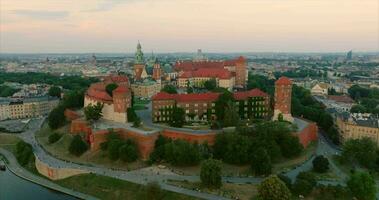 storico reale wawel castello nel Cracovia a tramonto, Polonia. video