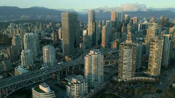 aéreo ver de el rascacielos en céntrico de Vancouver a amanecer, Canadá video