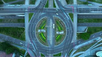 Antenne Zeitraffer von Auto der Verkehr beim Kreisel, Drohne oben Nieder Sicht. video