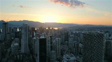 aereo Visualizza di il grattacieli nel centro di vancouver a alba, Canada video