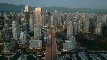 aéreo Visão em centro da cidade do Vancouver às crepúsculo, Canadá video