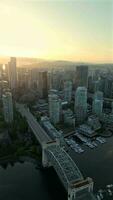 aéreo ver de el rascacielos en céntrico de Vancouver a amanecer, Canadá video