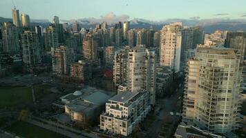 Antenne Aussicht von das Wolkenkratzer im Innenstadt von Vancouver beim Dämmerung, Kanada video