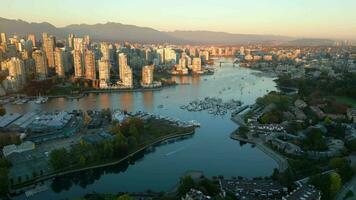 Antenne Aussicht von das Wolkenkratzer im Innenstadt von Vancouver beim Sonnenuntergang, Kanada video