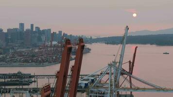 antenne visie van haven van Vancouver, downtown is Aan de achtergrond video