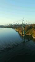 aéreo ver de leones portón puente y Stanley parque a amanecer. Canadá video