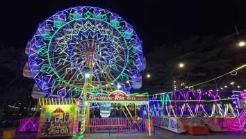 Solobaru, Sukoharjo, Indonesien, 25 Dezember 2023, beleuchtet Kirmes Ferris Rad beim Nacht video