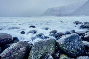 olas de noruego mar surgiendo en Roca rocas largo exposición foto