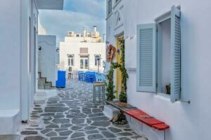 pintoresco nausa pueblo calle en paros isla, Grecia foto