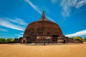 budista dagoba, estupa en antiguo ciudad de polonnaruwa foto