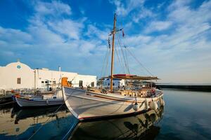 pescar barcos en Puerto de nausa. paros isla, Grecia foto