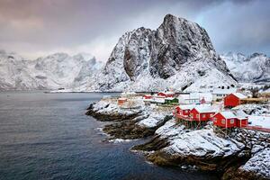 hamnoy pescar pueblo en lofoten islas, Noruega foto