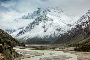 lahaul Valle en Himalaya con cubierto de nieve montañas. himachal pradesh, India foto