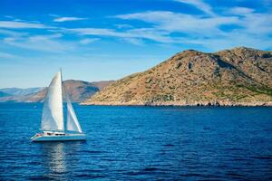 catamarán yate en Egeo mar foto