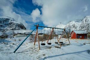 niños patio de recreo en invierno. un aldea, lofoten islas, Noruega foto