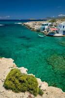 cristal claro azul agua a mitakas pueblo playa, milos isla, Grecia. foto
