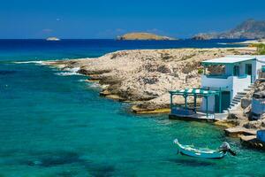 cristal claro azul agua a mitakas pueblo playa, milos isla, Grecia. foto