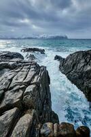 noruego mar olas en rocoso costa de lofoten islas, Noruega foto