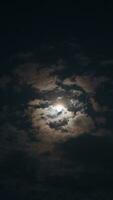 hermosa magia azul noche cielo con nubes y lleno Luna foto